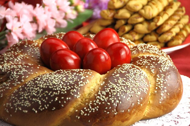 Pasen zoet brood met rode eieren