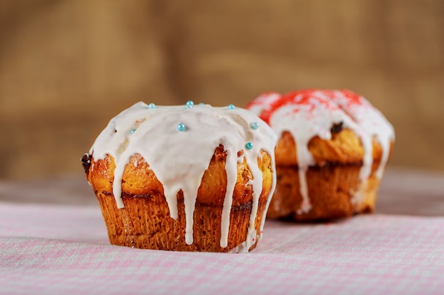 Pasen-zoet brood Orthodoxe kulich, paska, wilgentakjes. Pasen Kleurrijke eieren