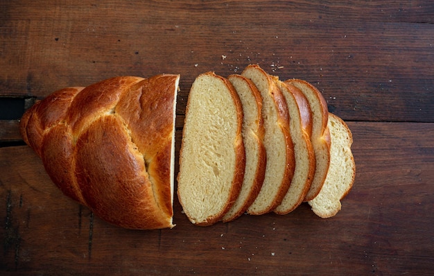 Pasen zoete brood Griekse tsoureki vlecht op houten achtergrond