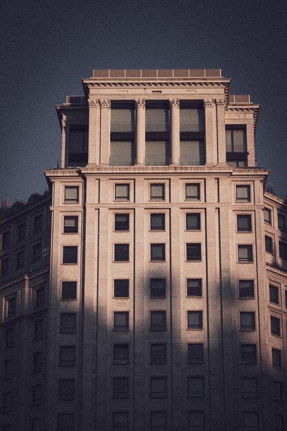 Foto l'edificio del paseo de gracia di barcellona nell'ombra