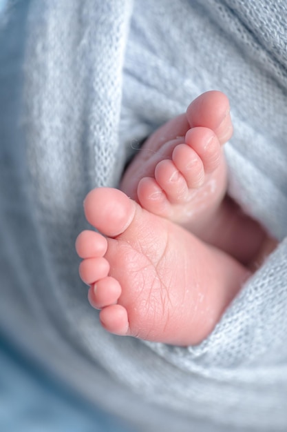 Pasgeboren baby details macrofotografie tenen vingers hoofd lippen oren