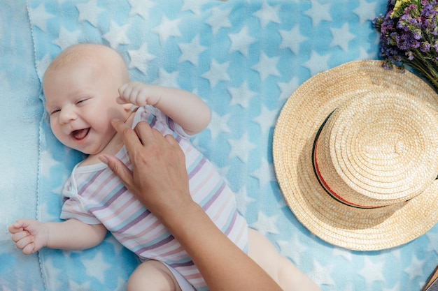 Pasgeboren baby die tijd buiten doorbrengt Gelukkige en glimlachende moeder met haar pasgeboren baby die tijd binnen doorbrengt