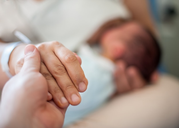 Pasgeboren baby eerste dagen het drinken van moedermelk