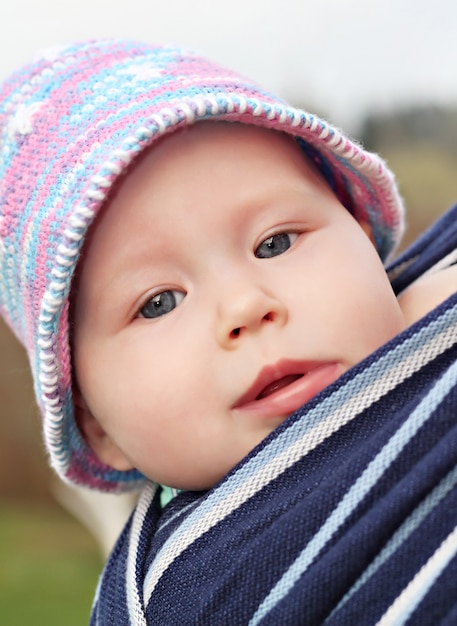 Pasgeboren baby in de slinger