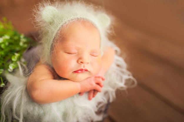 Pasgeboren baby in een kostuum met beer oren