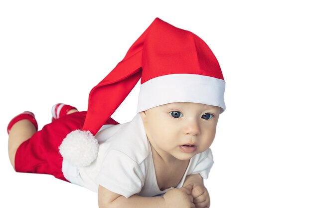 Pasgeboren baby in santa claus kerst kostuum geïsoleerd op een witte achtergrond