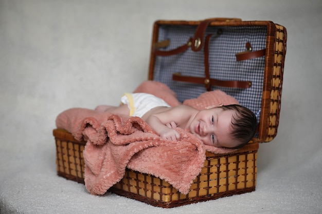 Pasgeboren baby liggend op de deken en slapen