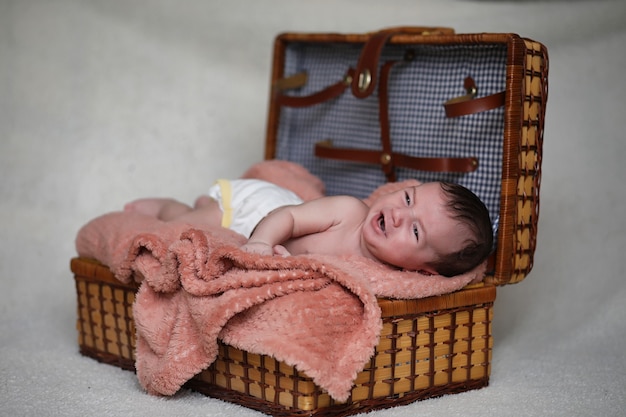 Pasgeboren baby liggend op de deken en slapen