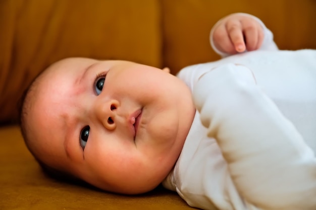 Pasgeboren baby ligt op de dewan pasgeboren baby toont verschillende emoties