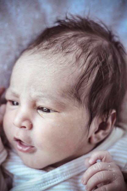 pasgeboren baby opgerold slapend op een deken, meerdere uitdrukkingen