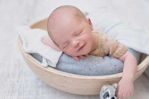 Pasgeboren baby slapen. gezond en medisch concept. gezond kind, concept van ziekenhuis en gelukkig moederschap. baby baby. gelukkige zwangerschap en bevalling. thema voor kinderen. baby- en kinderartikelen