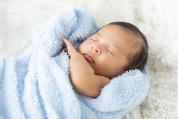 Pasgeboren baby slapend in bed