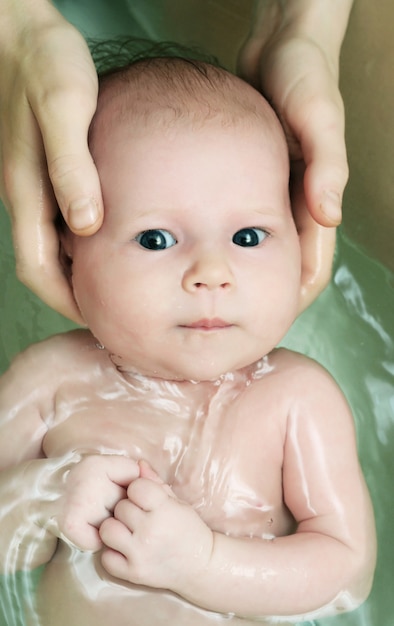 Pasgeboren baby zwemmen