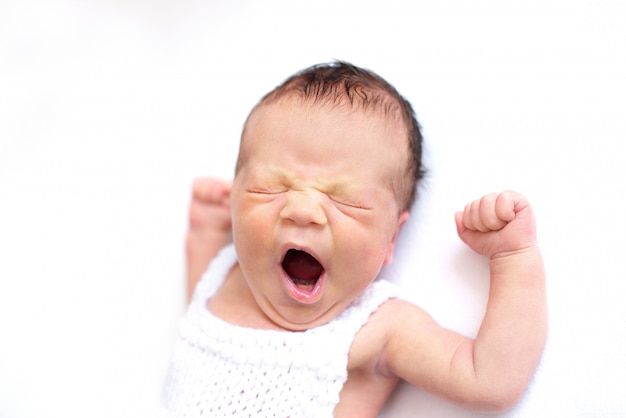 Pasgeboren babygeeuwen, op geïsoleerd wit, exemplaarruimte. slaapzakken, grappig gezicht van een kind, emoties. dagelijkse routine, tijd om te slapen.