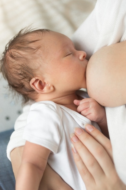 pasgeboren babyjongen die moedermelk eet