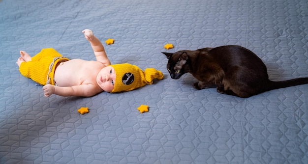 Pasgeboren babyjongen in een kabouterkostuum Pasgeboren babyportret Eerste fotoshoot