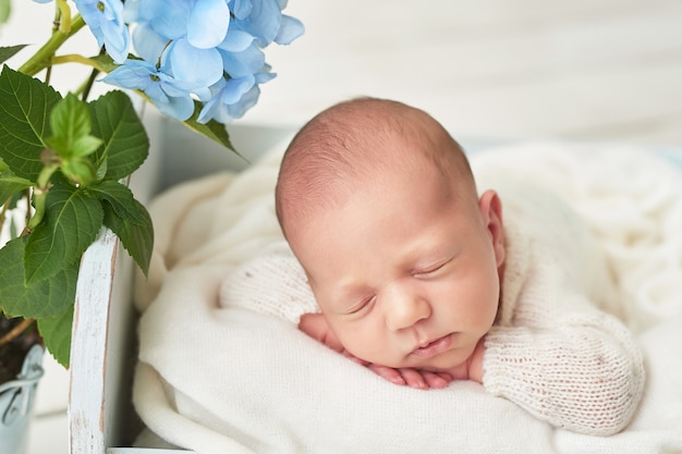 pasgeboren babyjongen slapen