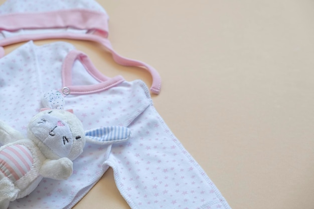 Pasgeboren babykleding met kopieerruimte