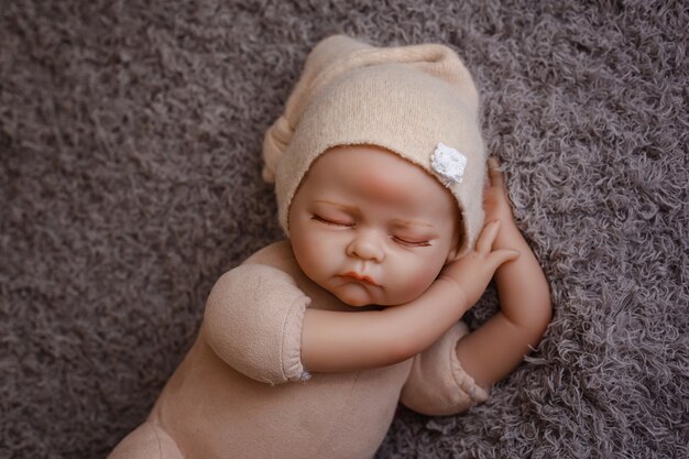 Pasgeboren babyledenpop dicht omhoog voor het oefenen in pasgeboren fotografie