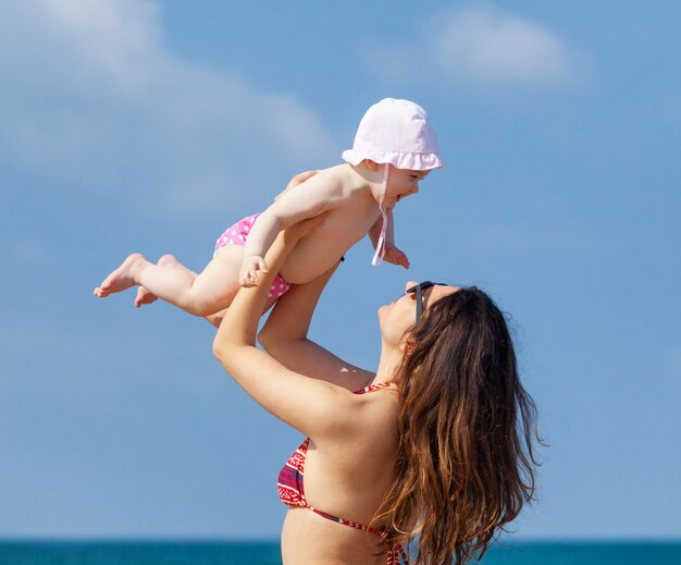 Pasgeboren babymeisje het spelen met mamma.