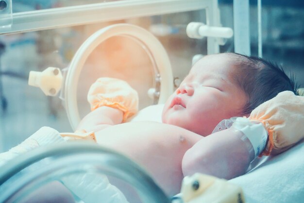 Pasgeboren babymeisje in couveuse in de postverloskamer van het ziekenhuis