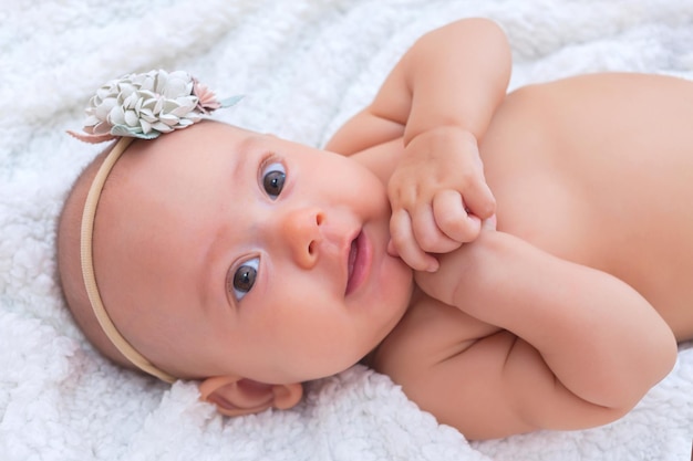 Pasgeboren babymeisje met hoofdband met bloemen