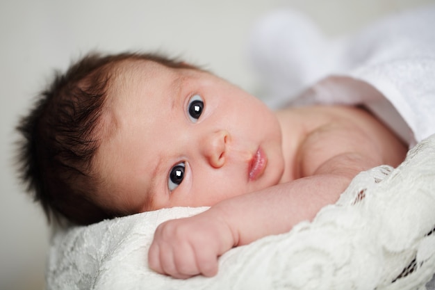 Pasgeboren babymeisje - nieuw leven, mooi portret