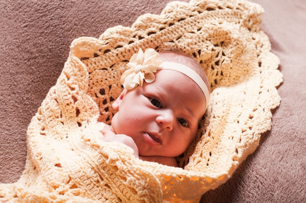 Foto pasgeboren babymeisje op de gehaakte deken