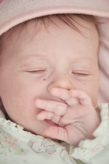 pasgeboren babymeisje slaapt thuis in bed