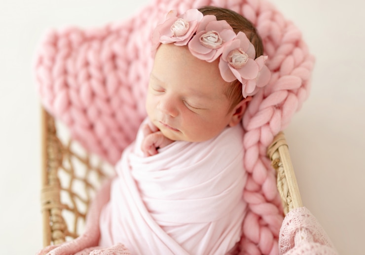 Foto pasgeboren babyslaap in de mand