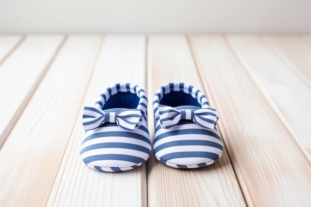 Foto pasgeboren gestreepte babyschoenen op houten achtergrond