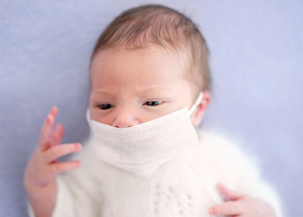 Pasgeboren medische masker dragen