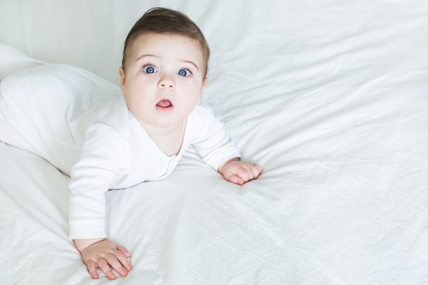 Pasgeboren peuterjongen op het bed