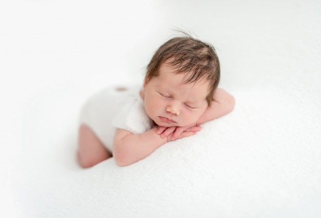 Pasgeboren slapen op buik