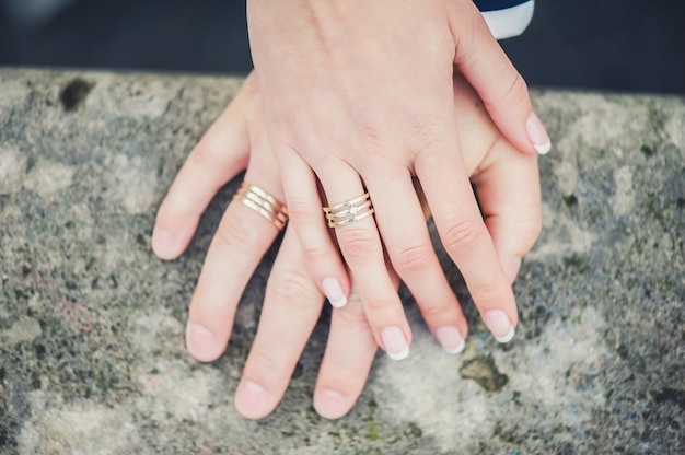 Pasgetrouwde handen met ringen