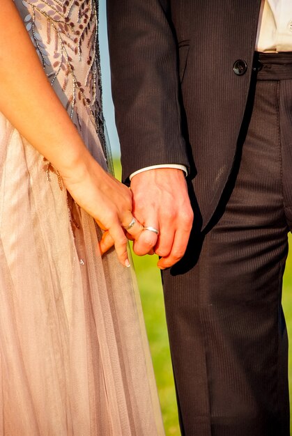 Pasgetrouwden houden elkaars hand vast