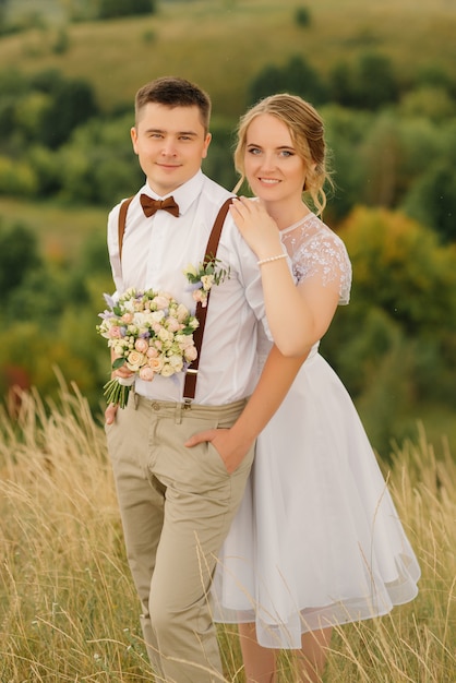 Pasgetrouwden poseren in een prachtig landschap van de natuur