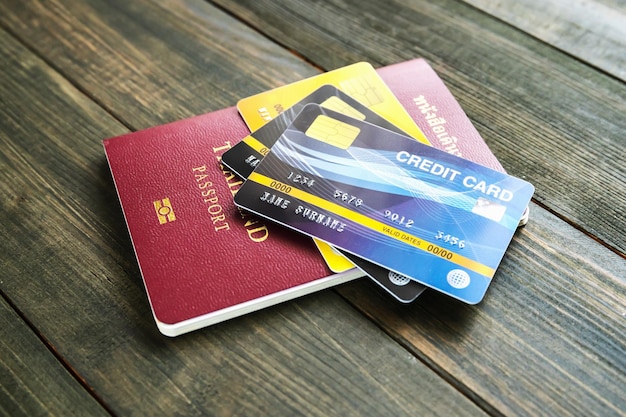 Paspoort en creditcard op de tafel
