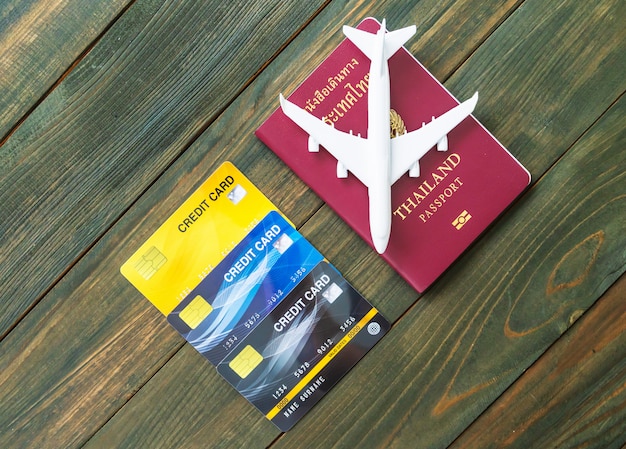 Paspoort met creditcard op houten bureau