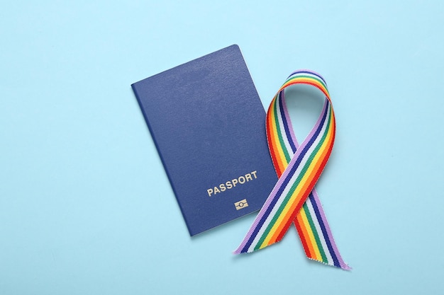 Paspoort met LGBT regenboog lint trots tape symbool op blauwe achtergrond bovenaanzicht
