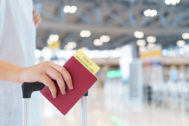 Paspoort met vaccinatie op de luchthaven