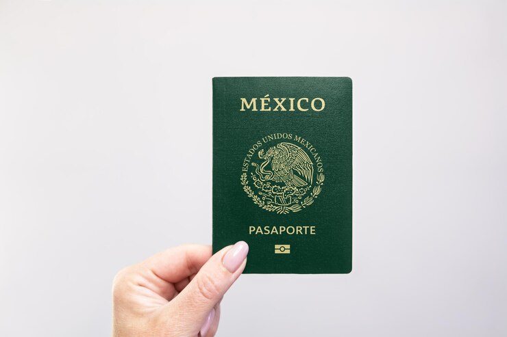 Paspoort Mexico gehouden tegen een eenvoudige witte achtergrond Astana Kazachstan 26 oktober 2024
