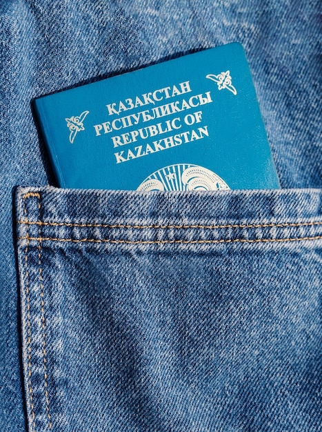 Paspoort van Kazachstan close-up in een spijkerbroek achterzak KZ paspoortdocument Verticale foto