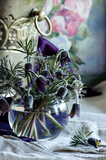 Foto pasque bloem in glazen vaas op de tafel