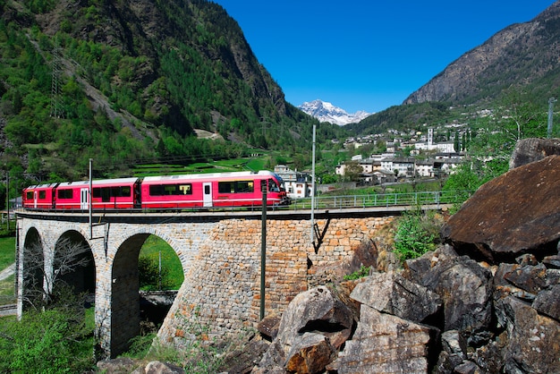 Passaggio al viadotto elicidale di brusio del trenino rosso del bernina