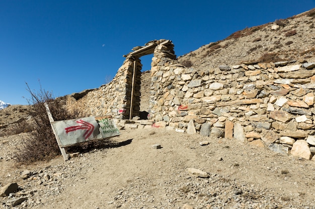 passage in het hek, weg naar de bovenste Mustang, Nepal