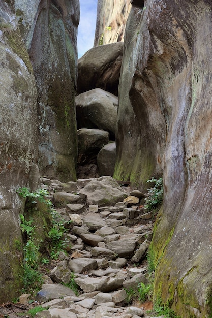 山の岩の間の狭い峡谷の通路