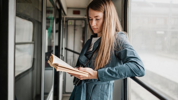 Foto passagier in de trein die op de gang leest