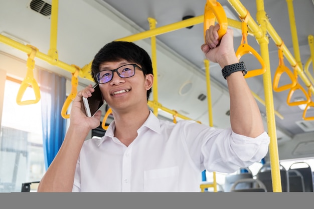 Passagier transport. mensen in de bus bellen terwijl ze naar huis rijden.