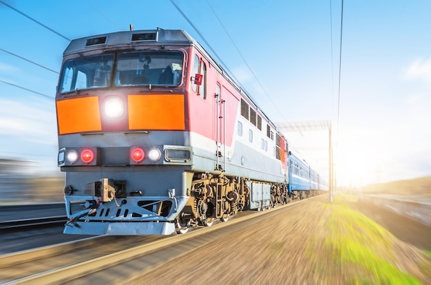 Passagiers diesel trein reizen snelheid treinwagons reizen zonsondergang licht.